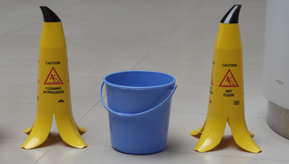 Bucket, Caution sign