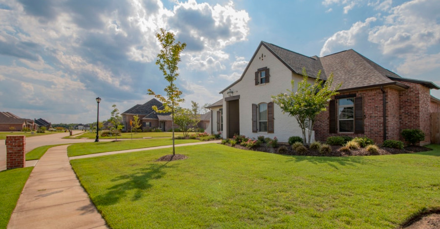 House with large front yard