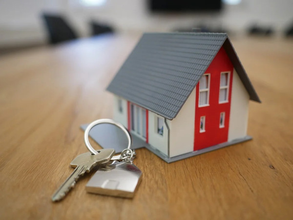 house, keychain. Image by Unsplash